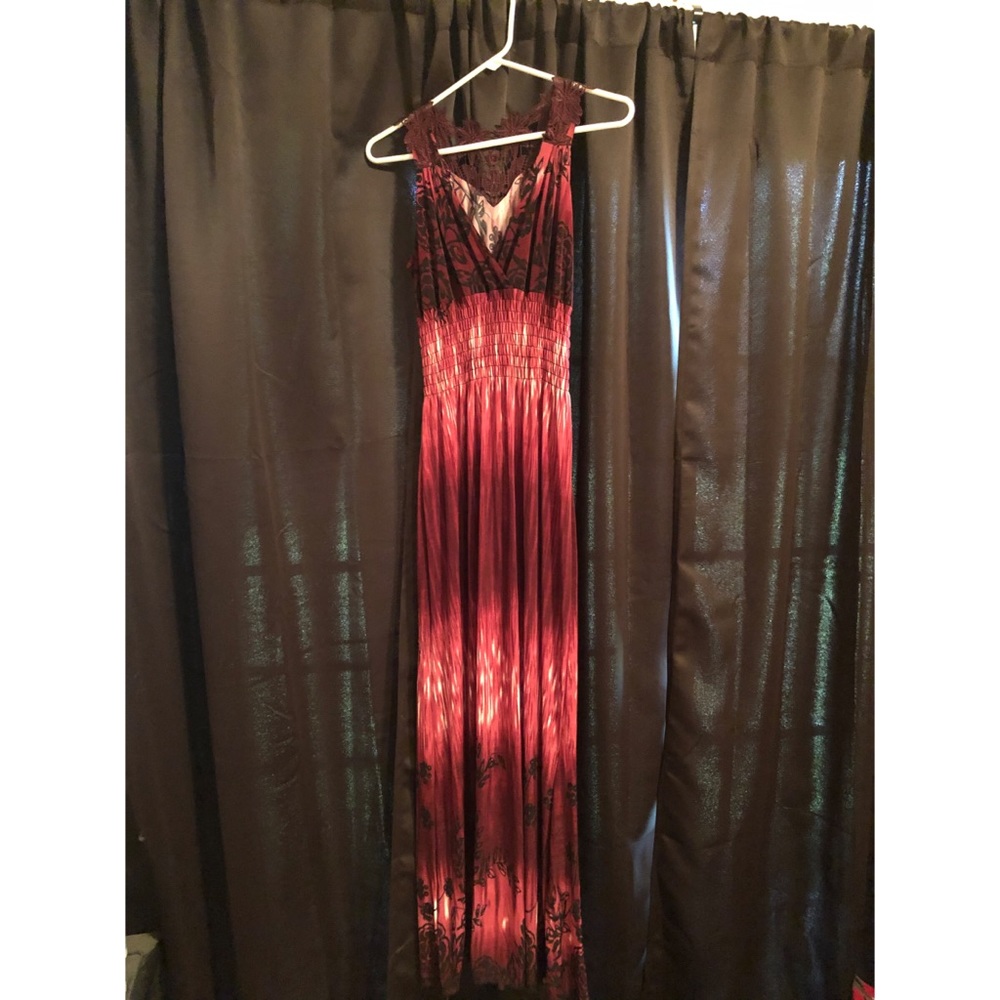 Beautiful maxi dress! Only worn once!